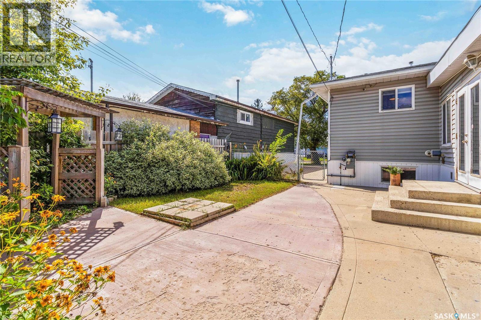 738 Weldon Avenue, Saskatoon, SK - Outdoor