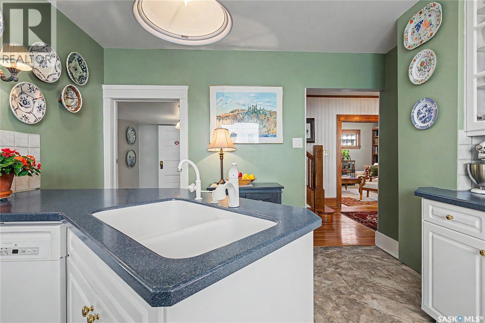 1150 2Nd Avenue Nw, Moose Jaw, SK - Indoor Photo Showing Kitchen With Double Sink
