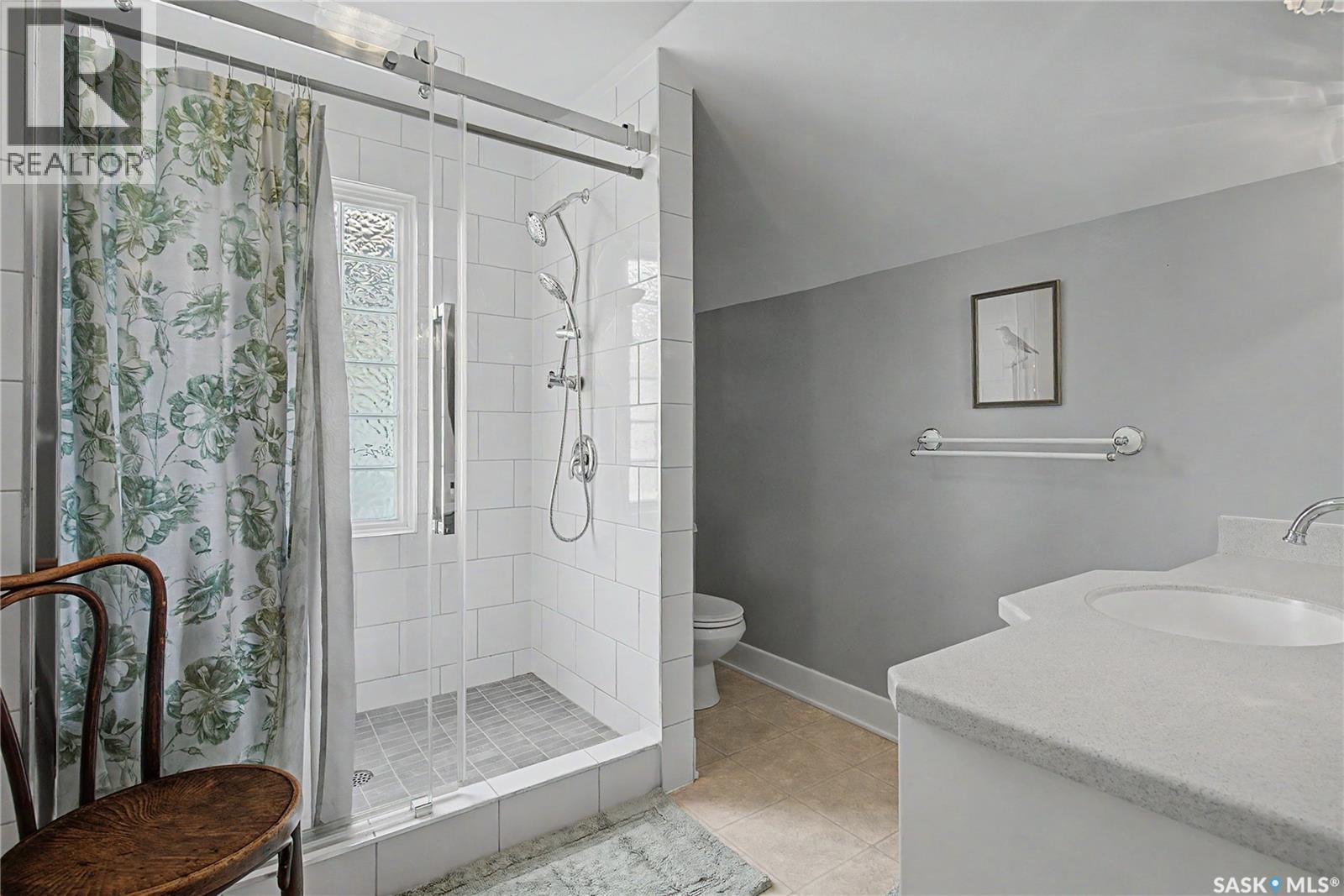 1150 2Nd Avenue Nw, Moose Jaw, SK - Indoor Photo Showing Bathroom