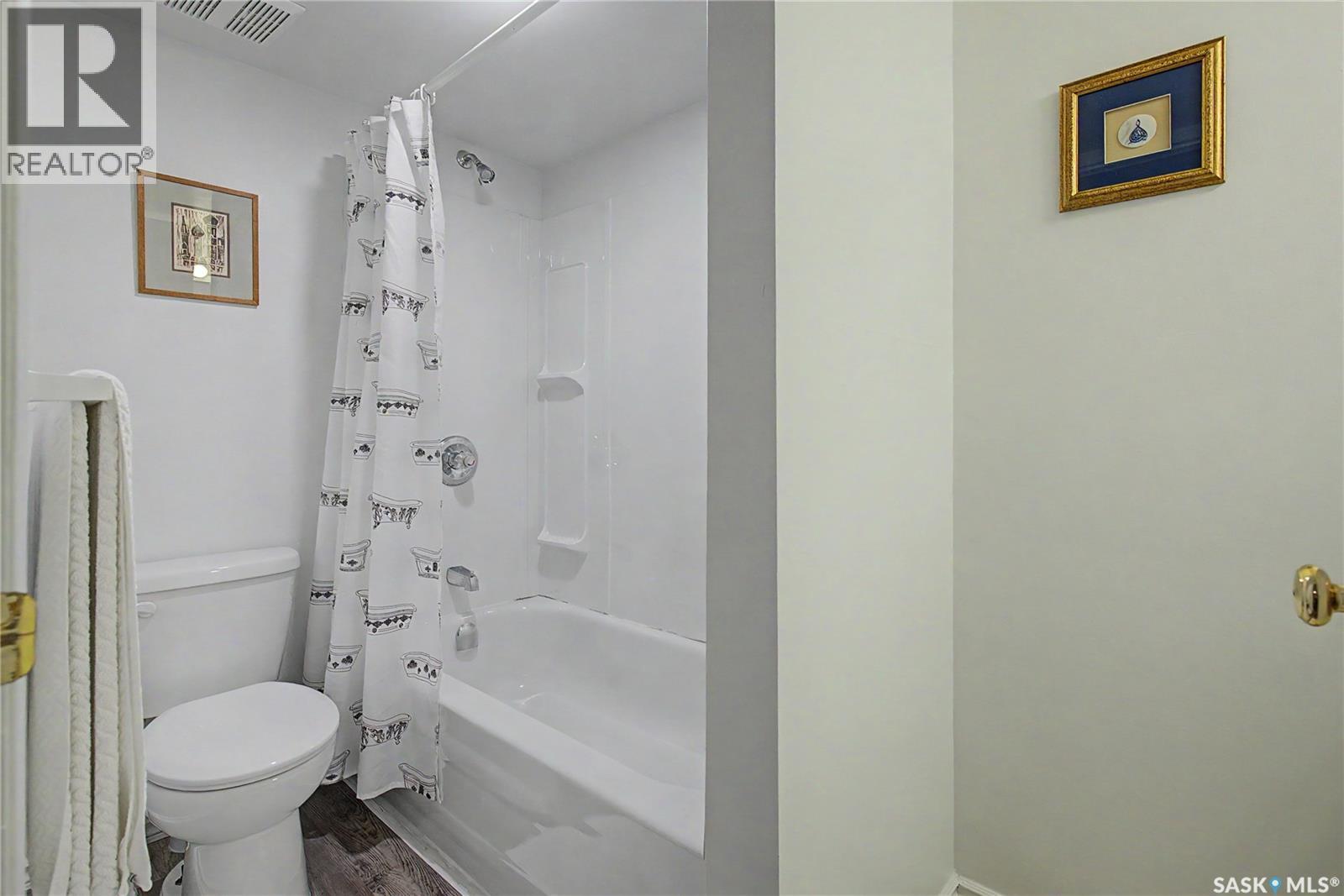 1150 2Nd Avenue Nw, Moose Jaw, SK - Indoor Photo Showing Bathroom