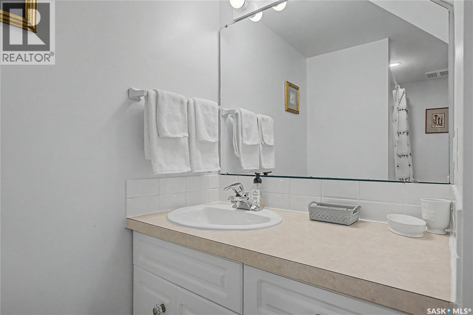 1150 2Nd Avenue Nw, Moose Jaw, SK - Indoor Photo Showing Bathroom