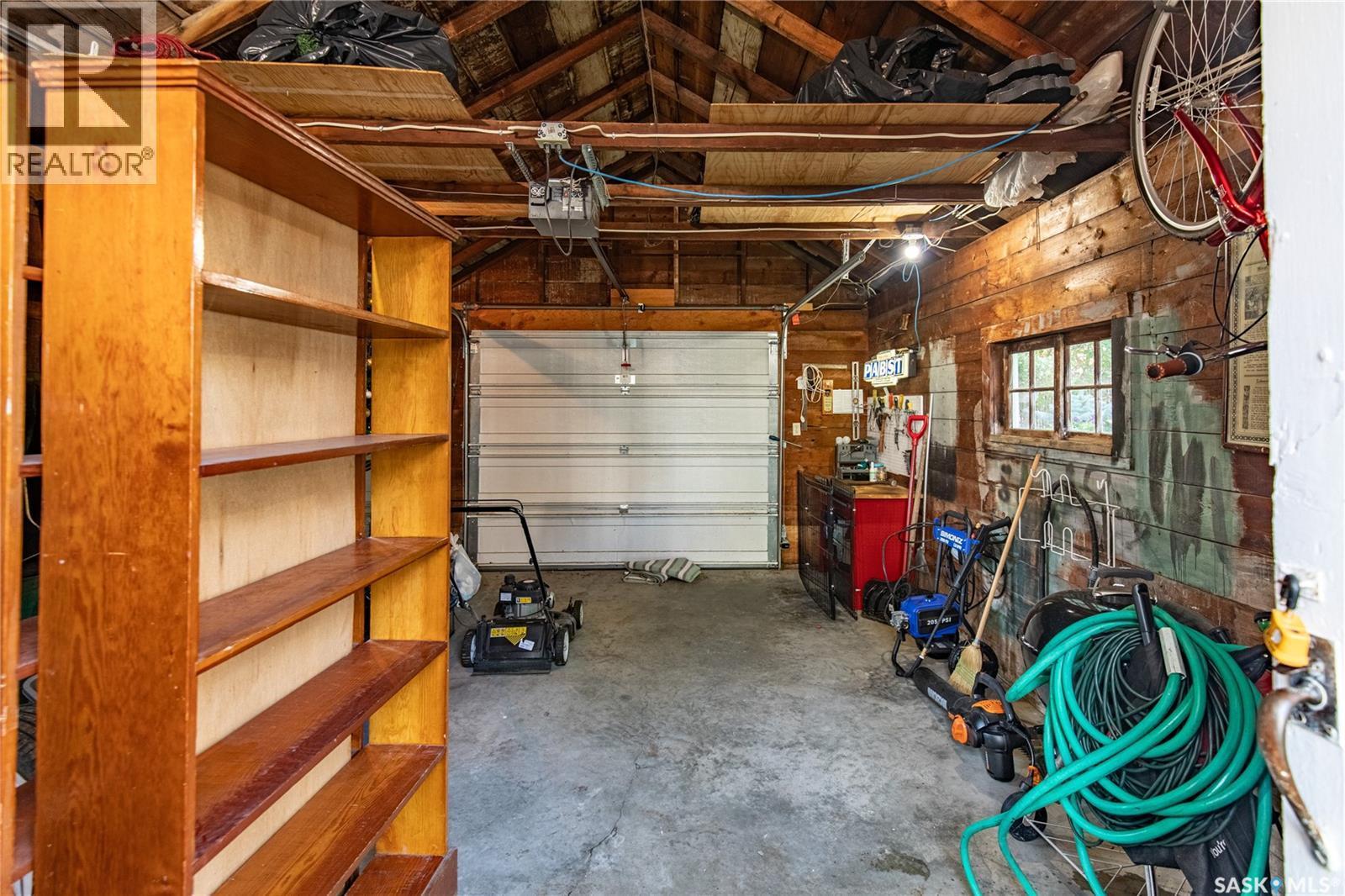 1150 2Nd Avenue Nw, Moose Jaw, SK - Indoor Photo Showing Garage