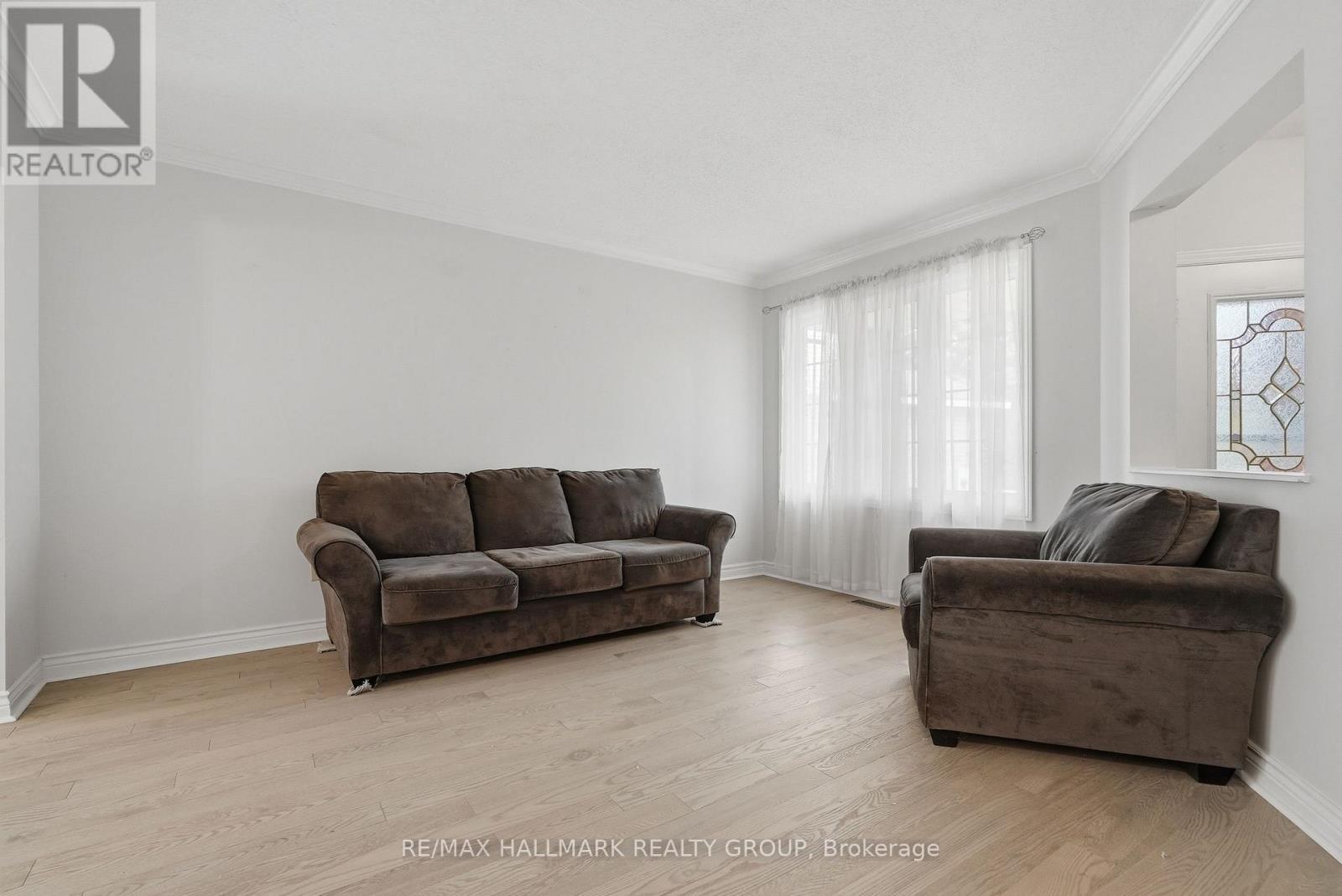 30 Rowe Drive, Ottawa, ON - Indoor Photo Showing Living Room
