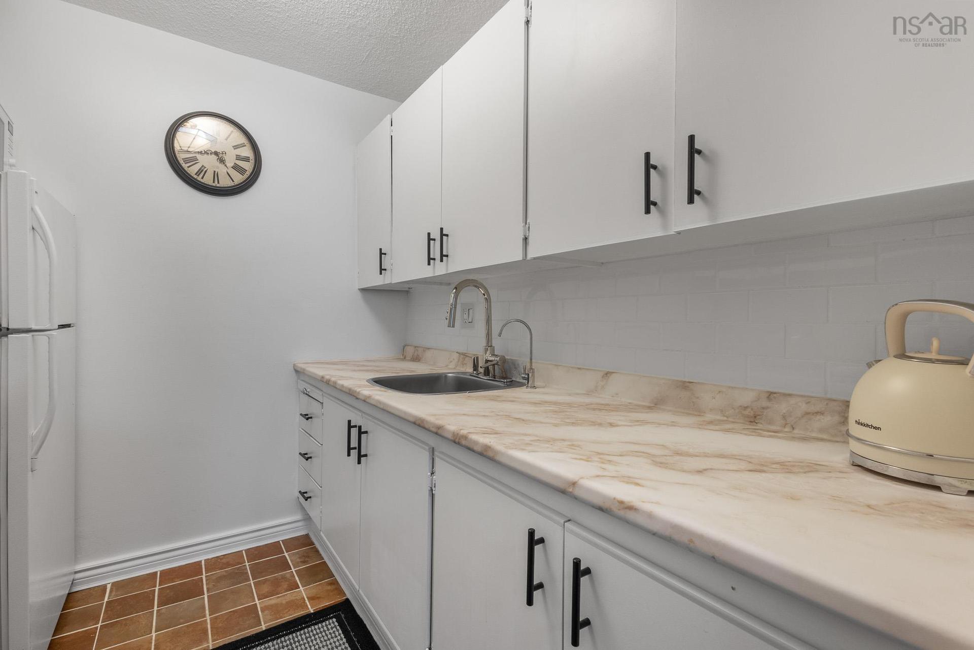 1002 5572 North Ridge Road, Halifax, NS - Indoor Photo Showing Kitchen