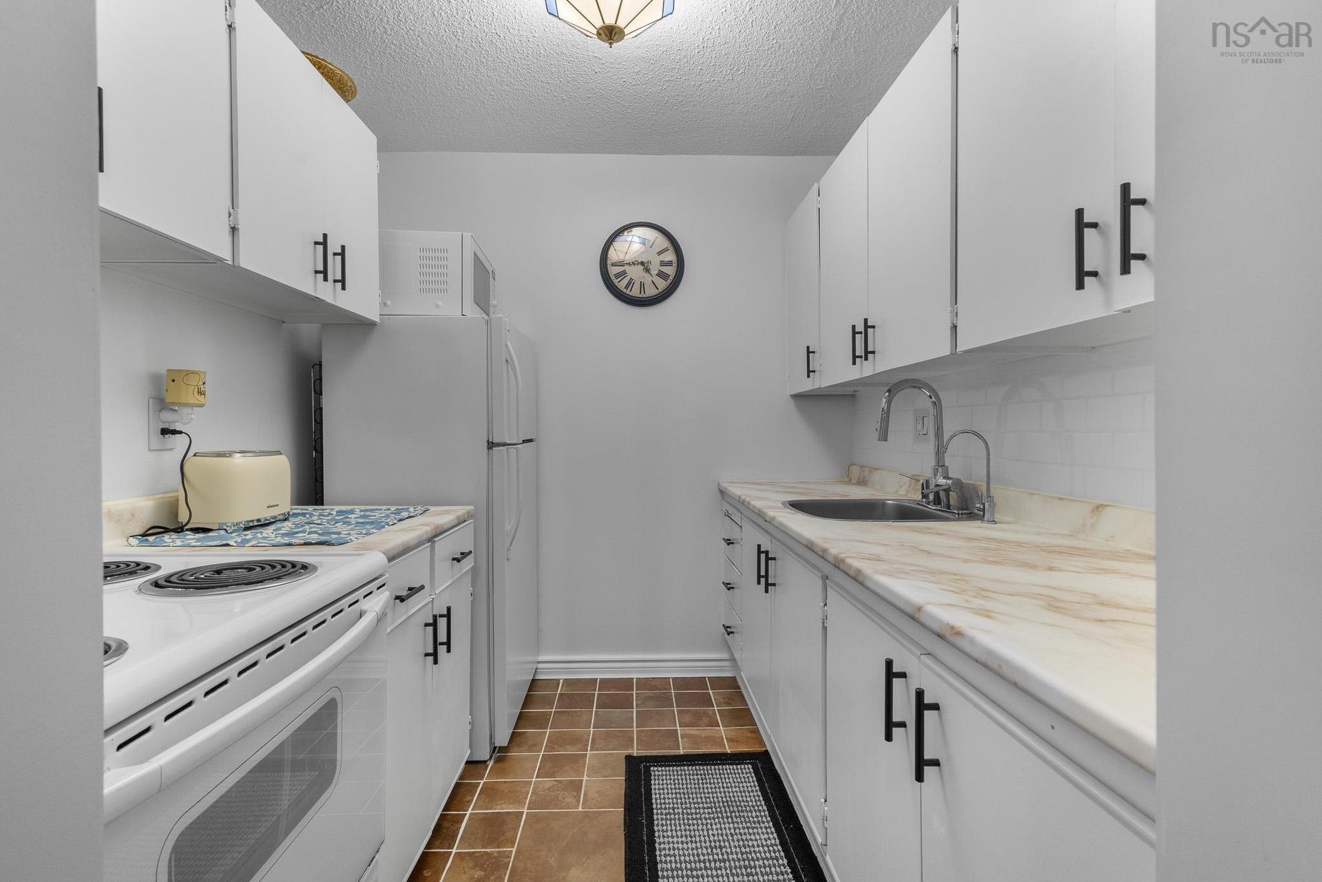 1002 5572 North Ridge Road, Halifax, NS - Indoor Photo Showing Kitchen