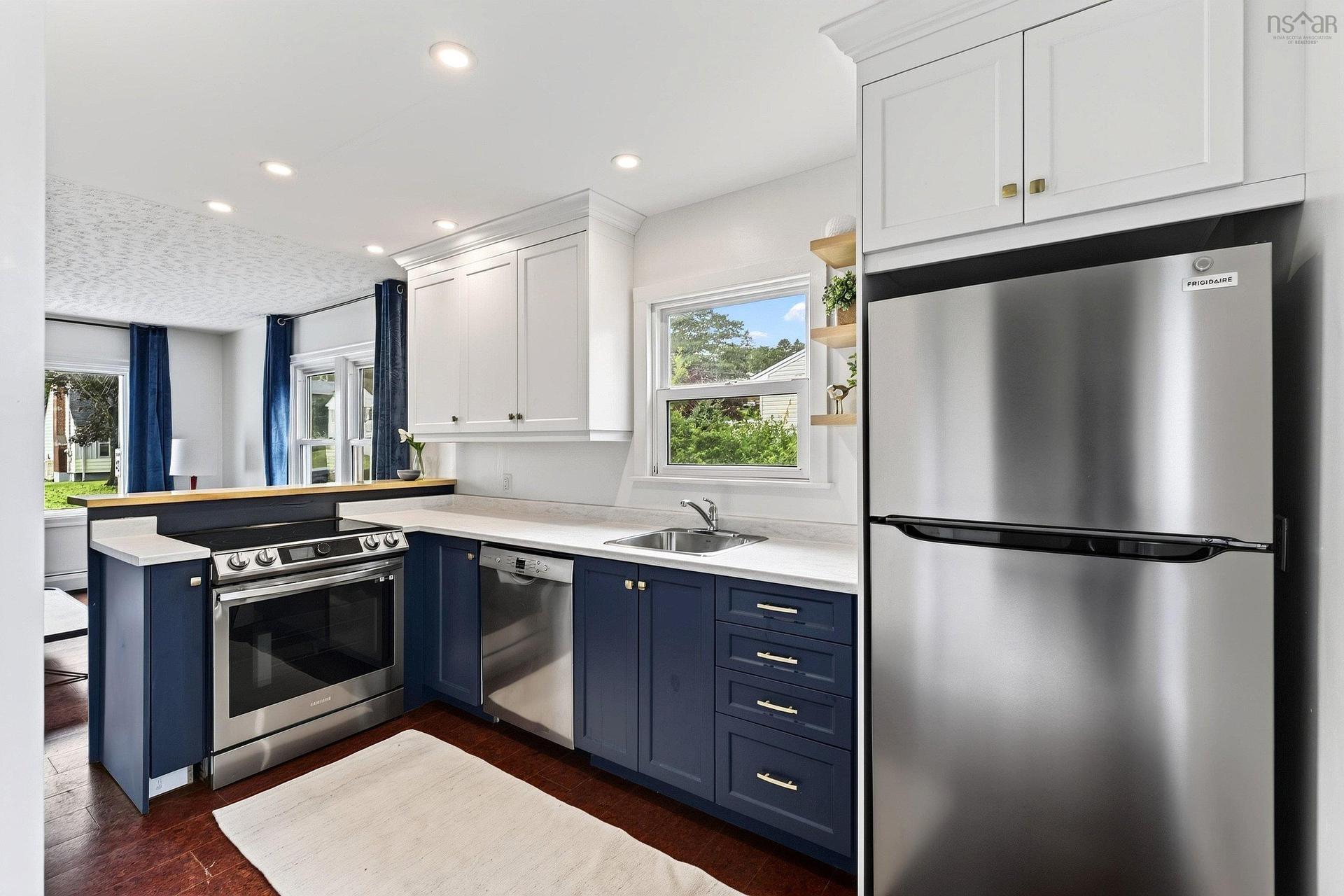 1 Piers Avenue, Fairmount, NS - Indoor Photo Showing Kitchen With Double Sink With Upgraded Kitchen