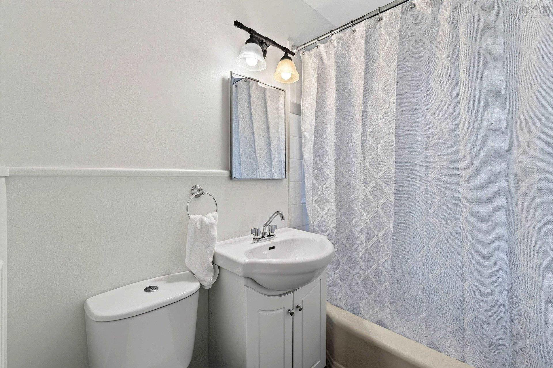 1 Piers Avenue, Fairmount, NS - Indoor Photo Showing Bathroom