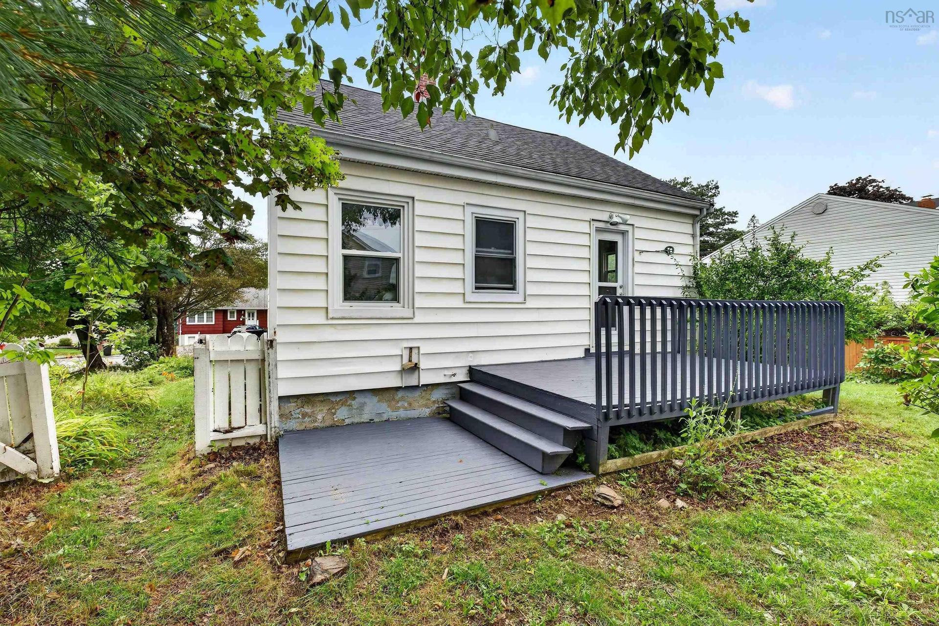 1 Piers Avenue, Fairmount, NS - Outdoor
