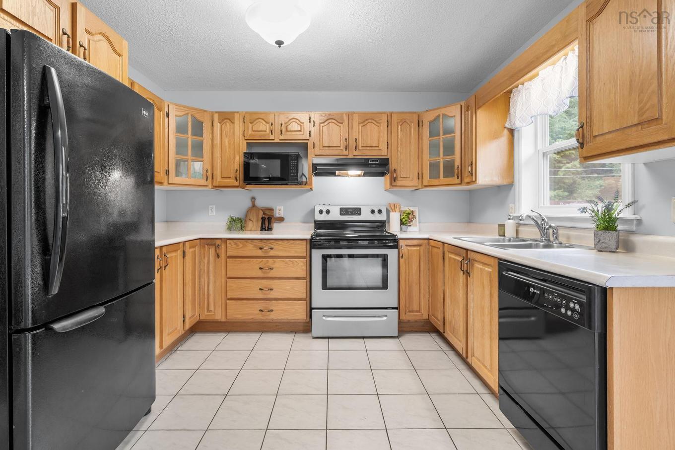 142 Stoneybrook Court, Halifax, NS - Indoor Photo Showing Kitchen With Double Sink