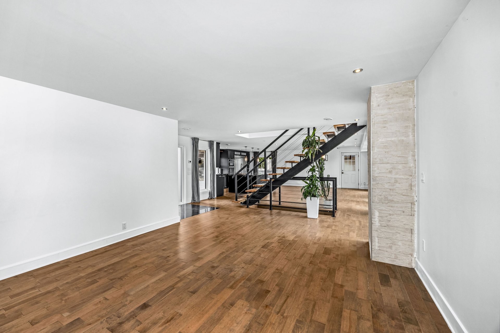 Salon - 11 Rue Albert-Perron, Saint-Mathias-Sur-Richelieu, QC - Indoor Photo Showing Other Room