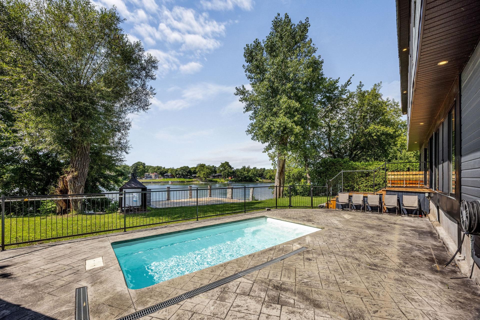 Piscine - 11 Rue Albert-Perron, Saint-Mathias-Sur-Richelieu, QC - Outdoor With In Ground Pool With Backyard