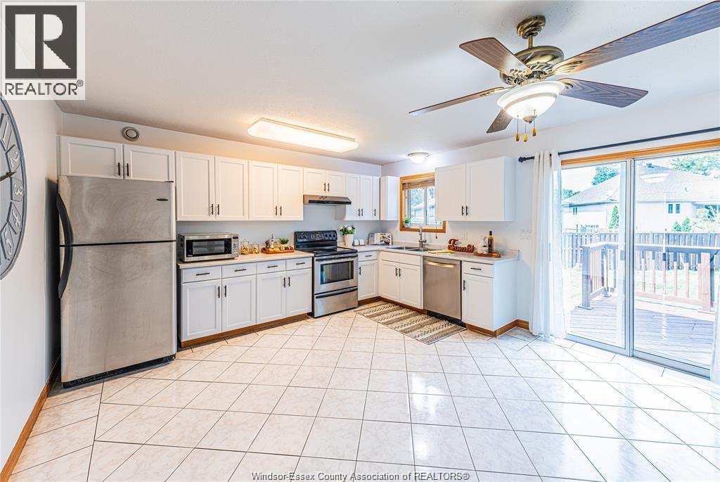 120 Hampton Crescent, Windsor, ON - Indoor Photo Showing Kitchen