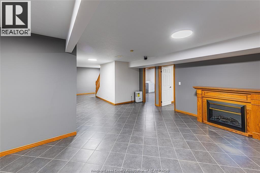120 Hampton Crescent, Windsor, ON - Indoor With Fireplace