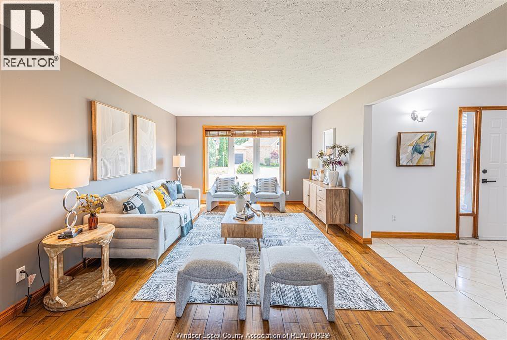 120 Hampton Crescent, Windsor, ON - Indoor Photo Showing Living Room