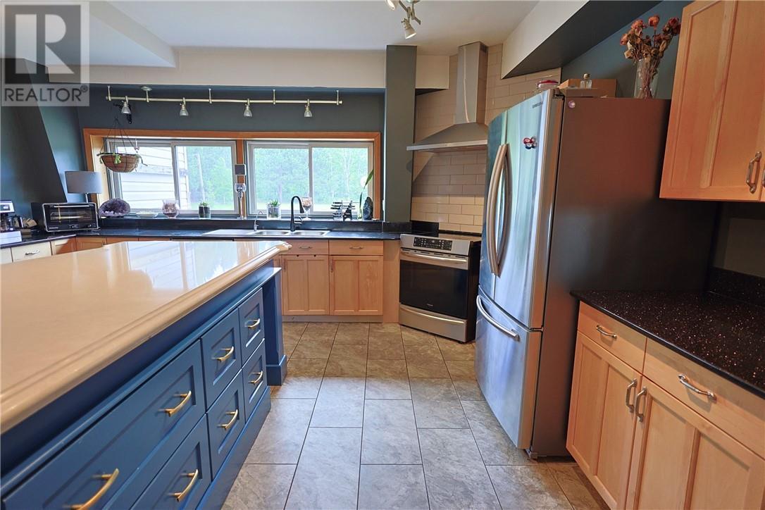 42 Elk'S Club Road, Onaping, ON - Indoor Photo Showing Kitchen With Stainless Steel Kitchen