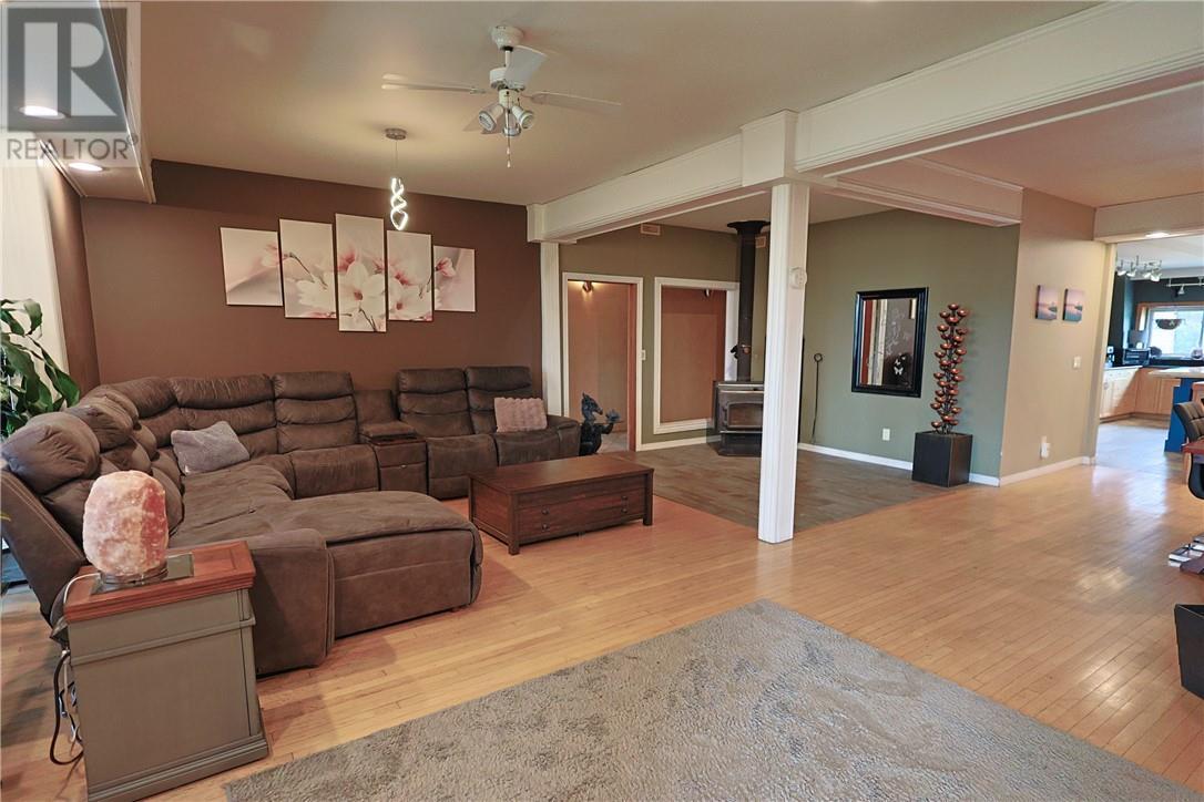 42 Elk'S Club Road, Onaping, ON - Indoor Photo Showing Living Room