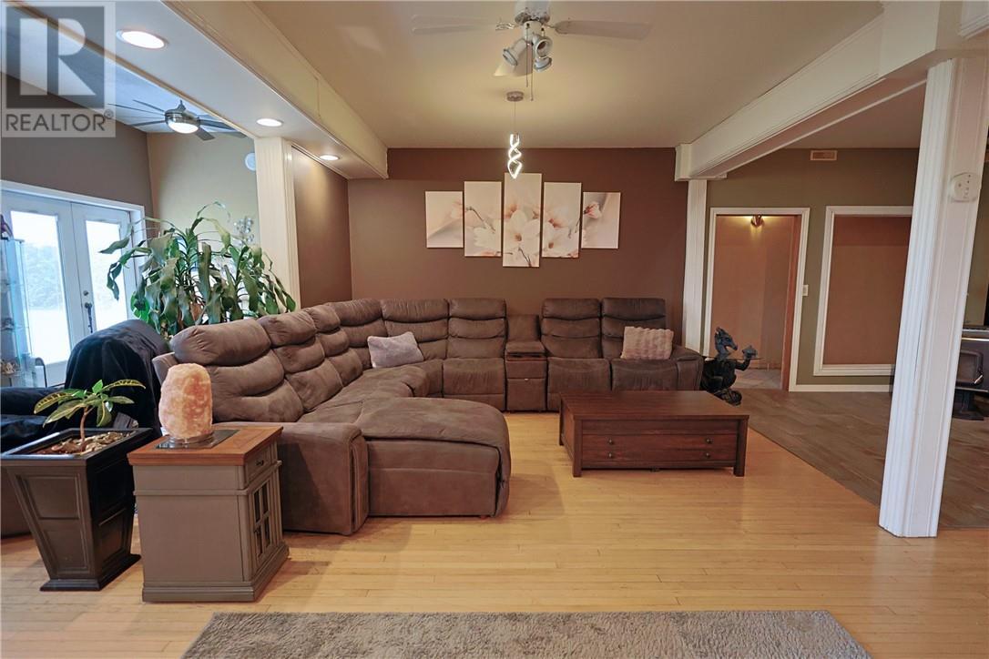 42 Elk'S Club Road, Onaping, ON - Indoor Photo Showing Living Room