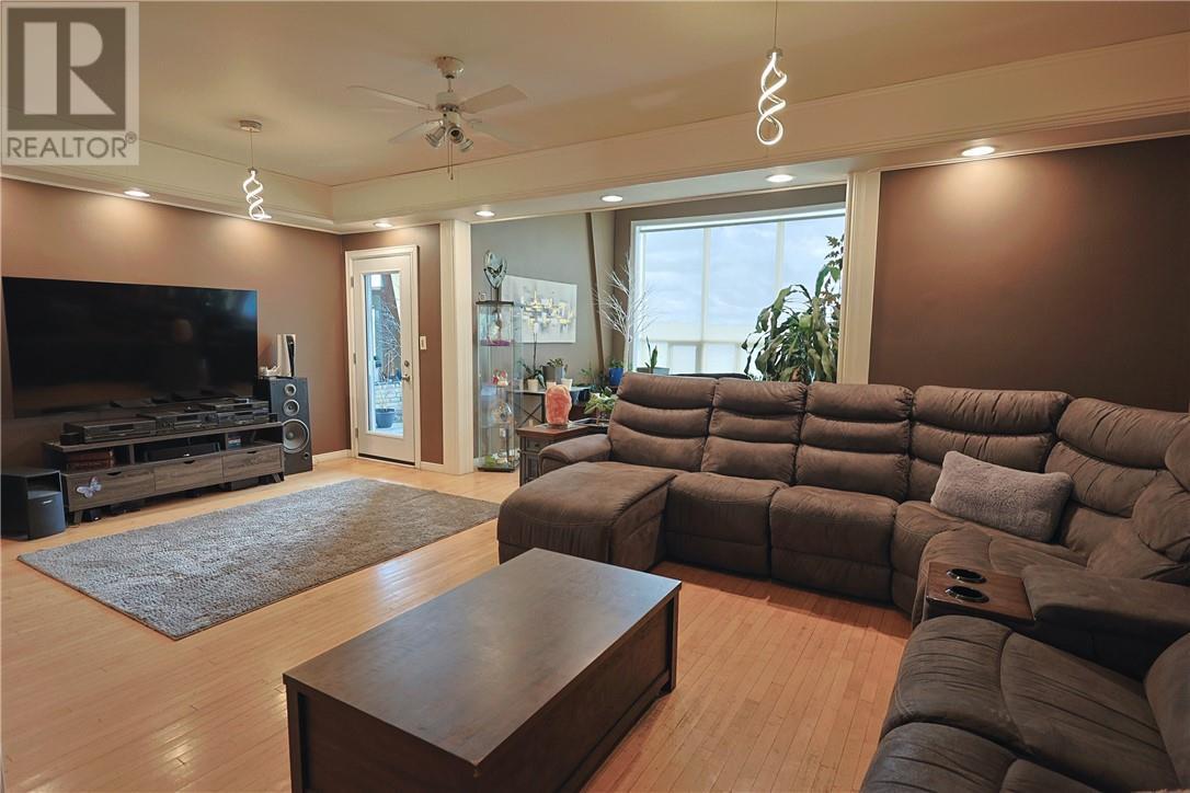 42 Elk'S Club Road, Onaping, ON - Indoor Photo Showing Living Room