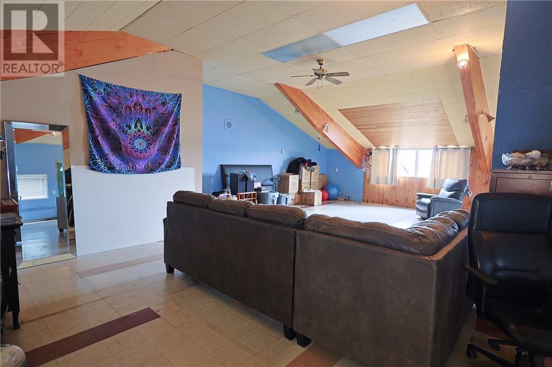 42 Elk'S Club Road, Onaping, ON - Indoor