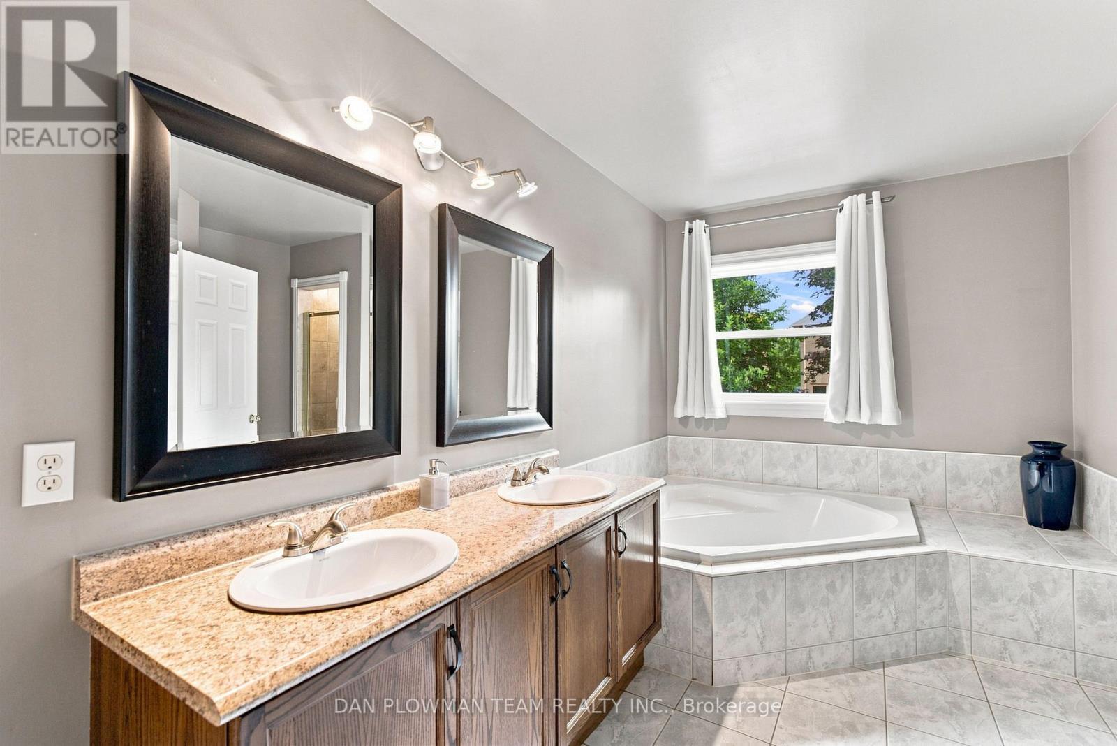 52 Wells Crescent, Whitby, ON - Indoor Photo Showing Bathroom