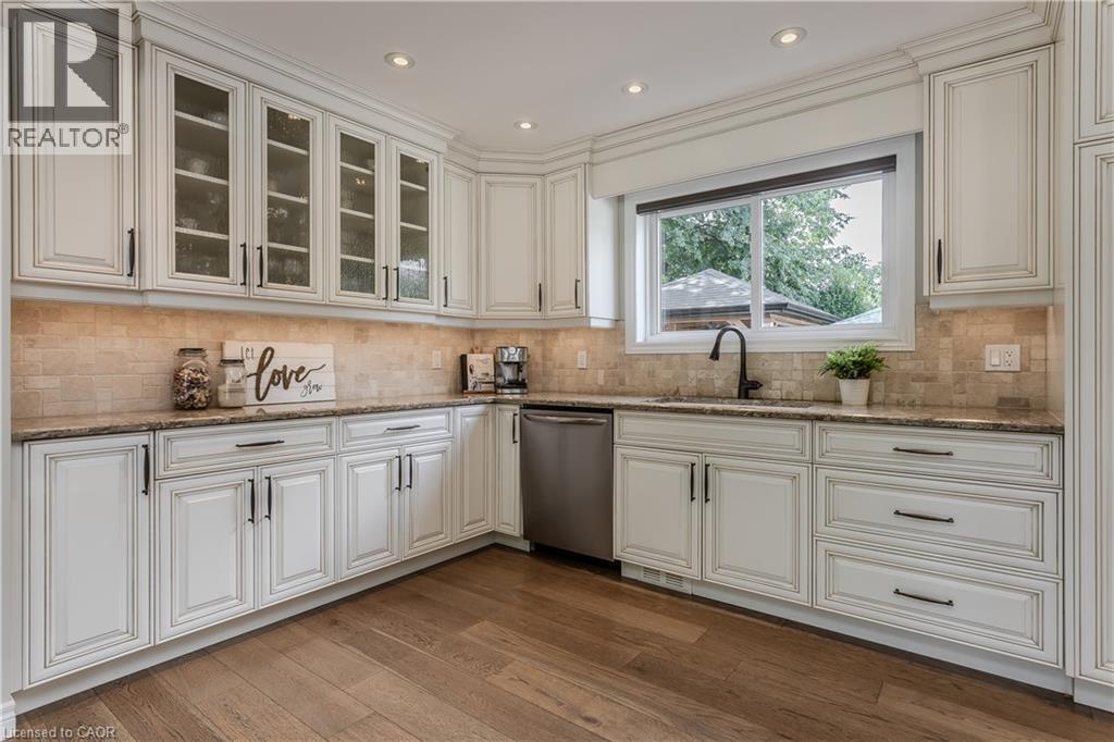 2124 Sandringham Drive, Burlington, ON - Indoor Photo Showing Kitchen With Upgraded Kitchen