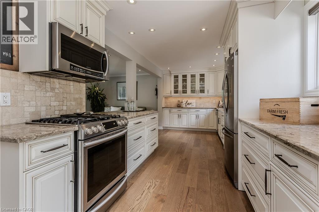 2124 Sandringham Drive, Burlington, ON - Indoor Photo Showing Kitchen With Upgraded Kitchen