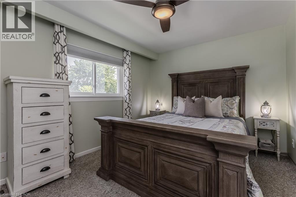 2124 Sandringham Drive, Burlington, ON - Indoor Photo Showing Bedroom