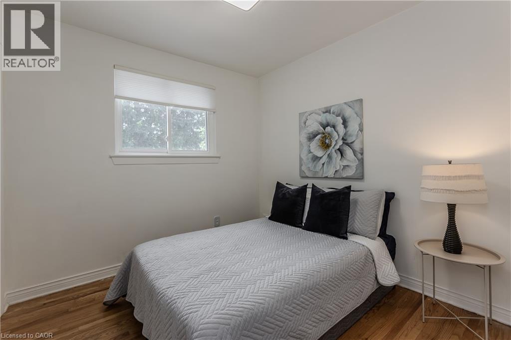 2124 Sandringham Drive, Burlington, ON - Indoor Photo Showing Bedroom