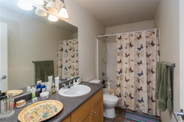 11 Brunet Prom, Winnipeg, MB - Indoor Photo Showing Bathroom