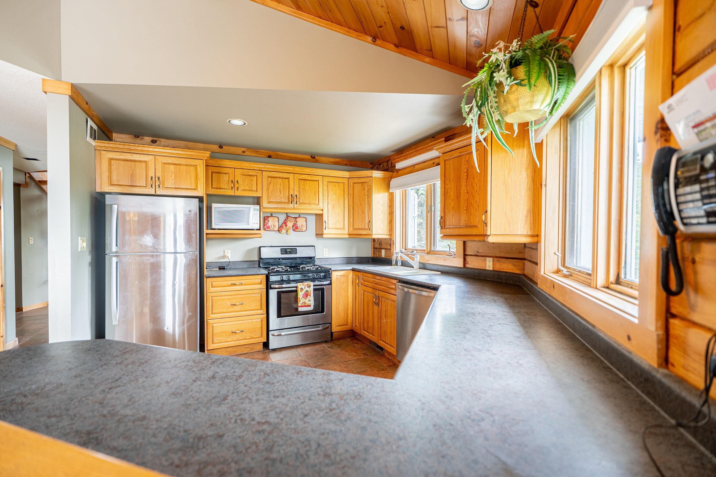 106 Island Avenue, Neebing, ON - Indoor Photo Showing Kitchen