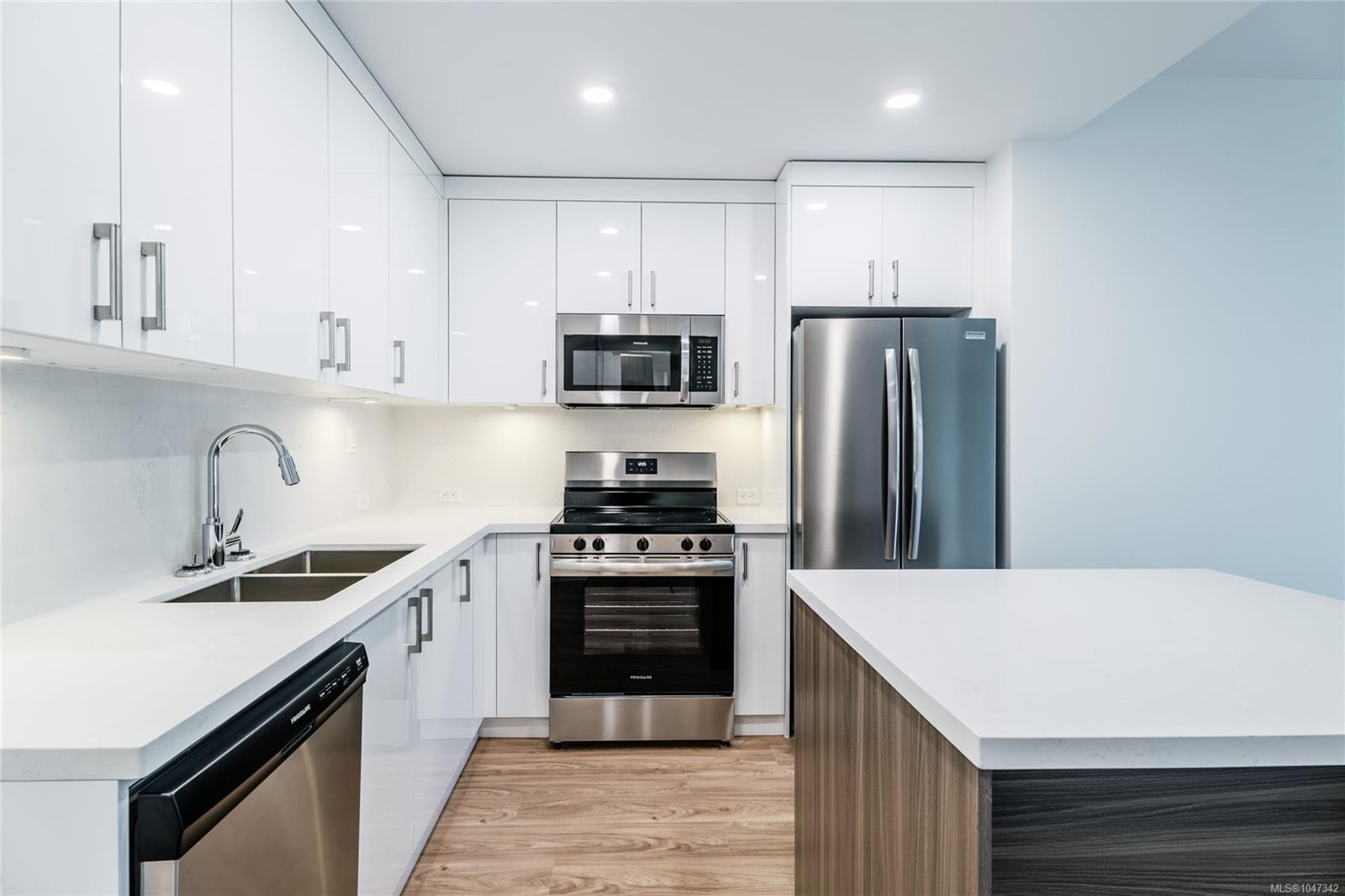 #407-6320 Sentinal Dr, Nanaimo, BC - Indoor Photo Showing Kitchen With Double Sink With Upgraded Kitchen