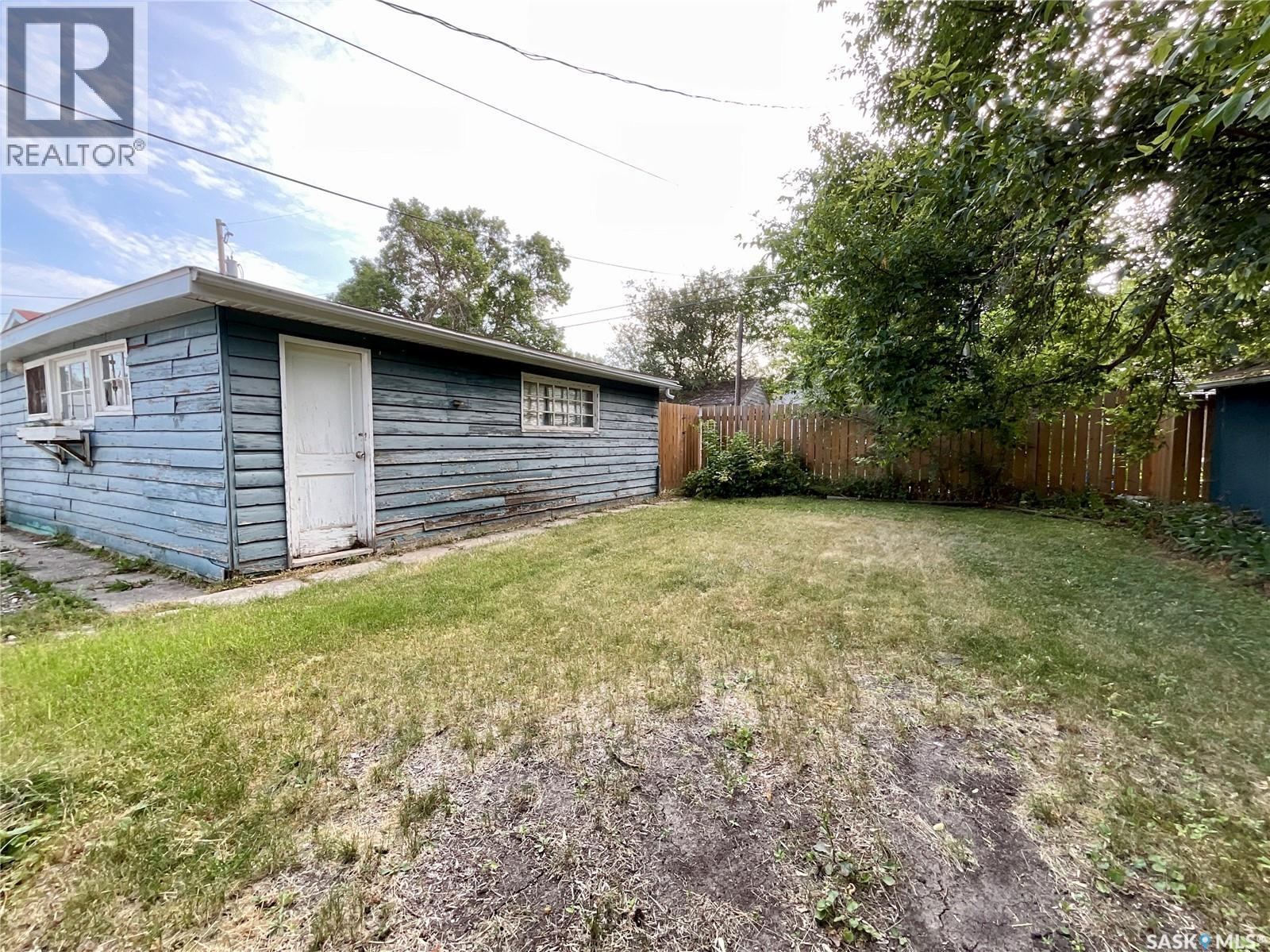 2255 Queen Street, Regina, SK - Outdoor