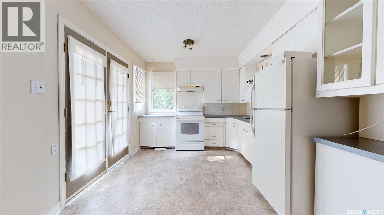 2255 Queen Street, Regina, SK - Indoor Photo Showing Kitchen