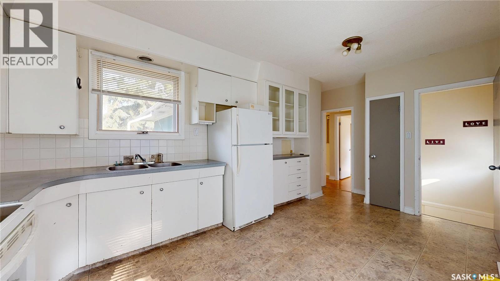 2255 Queen Street, Regina, SK - Indoor Photo Showing Kitchen With Double Sink