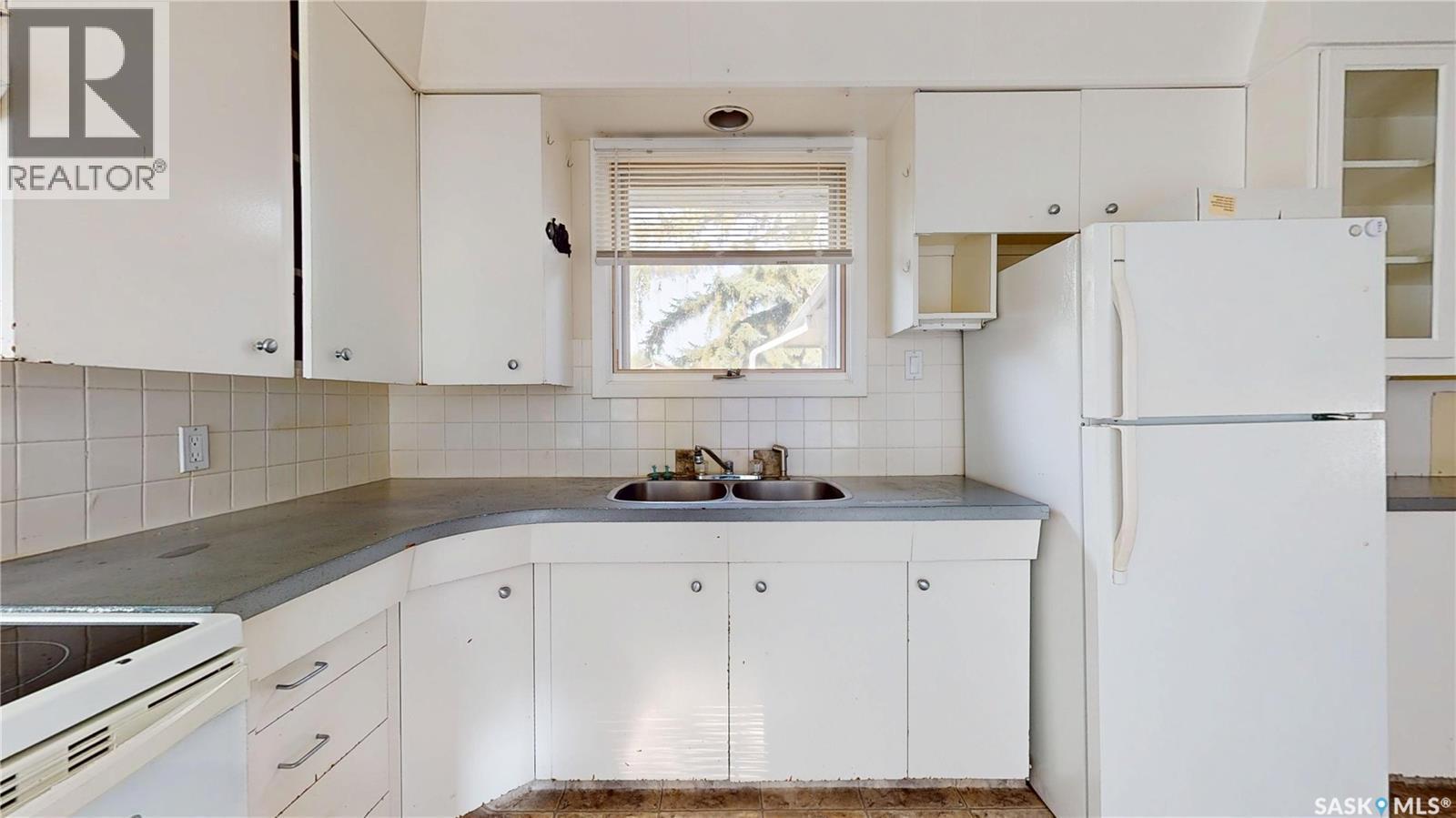 2255 Queen Street, Regina, SK - Indoor Photo Showing Kitchen With Double Sink