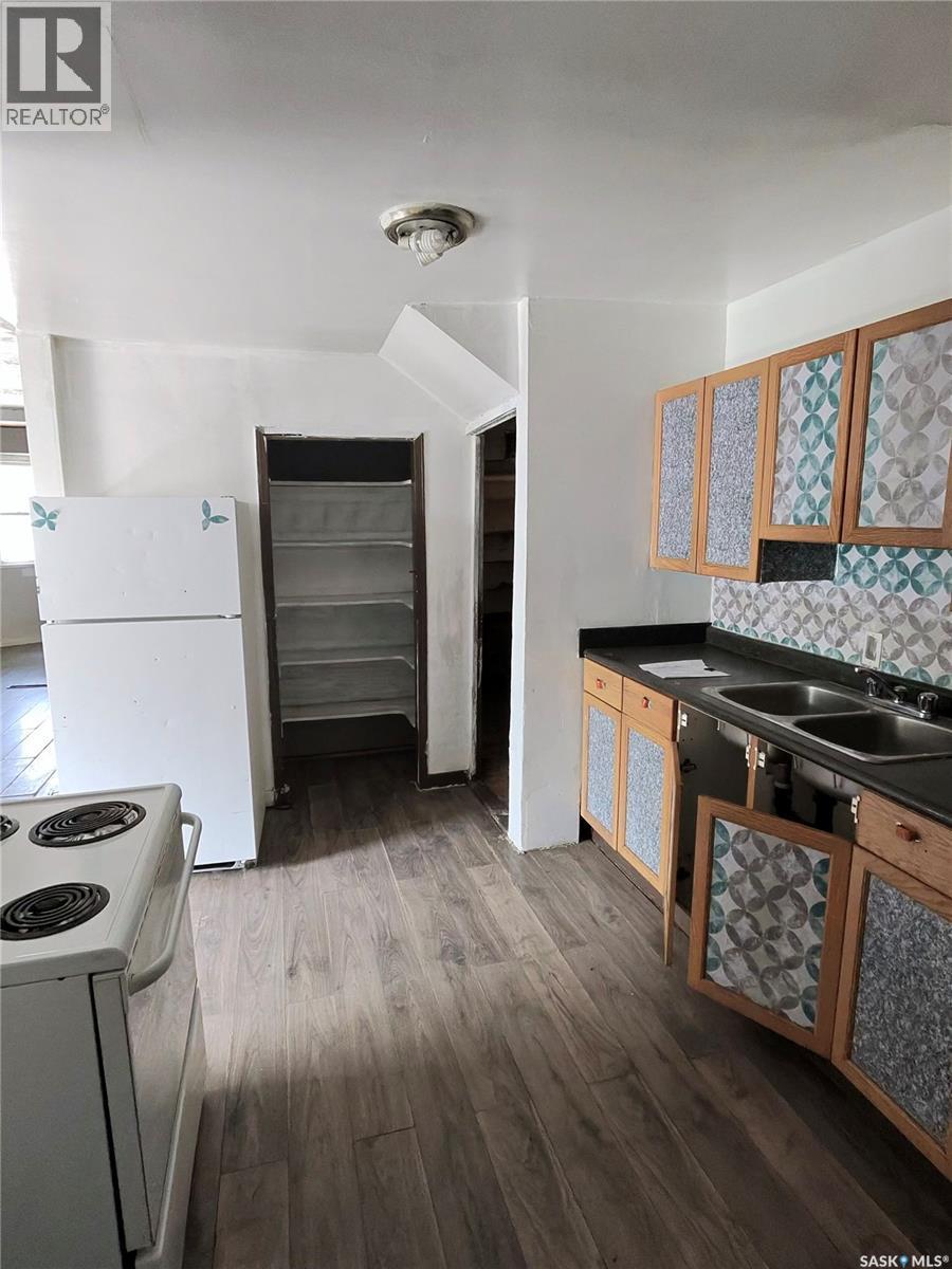 1179 Retallack Street, Regina, SK - Indoor Photo Showing Kitchen With Double Sink