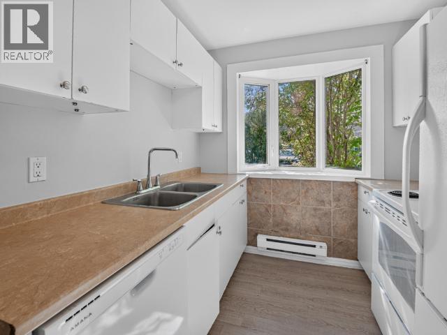 86-100 Lewes Boulevard, Whitehorse, YT - Indoor Photo Showing Kitchen With Double Sink
