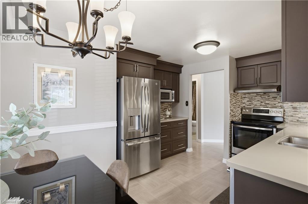 10 Macatee Place, Cambridge, ON - Indoor Photo Showing Kitchen With Double Sink With Upgraded Kitchen