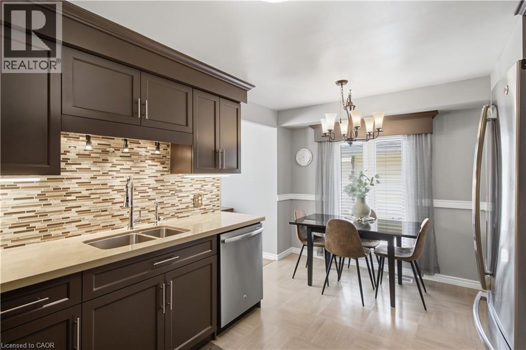 10 Macatee Place, Cambridge, ON - Indoor Photo Showing Kitchen With Double Sink With Upgraded Kitchen
