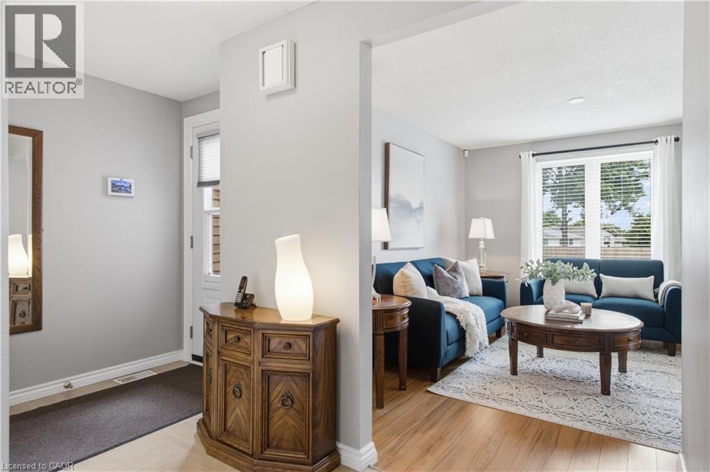 10 Macatee Place, Cambridge, ON - Indoor Photo Showing Living Room