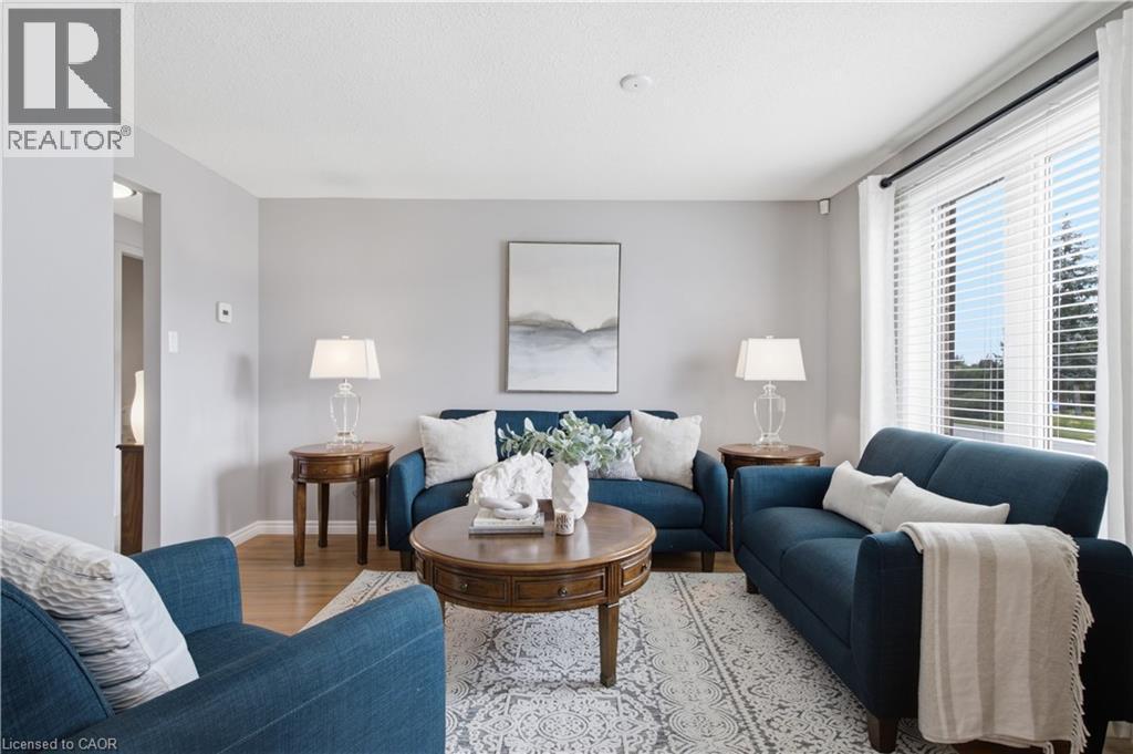 10 Macatee Place, Cambridge, ON - Indoor Photo Showing Living Room