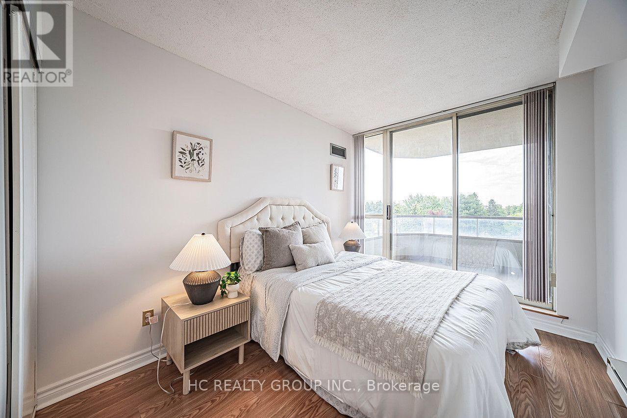 417 - 175 Bamburgh Circle, Toronto, ON - Indoor Photo Showing Living Room