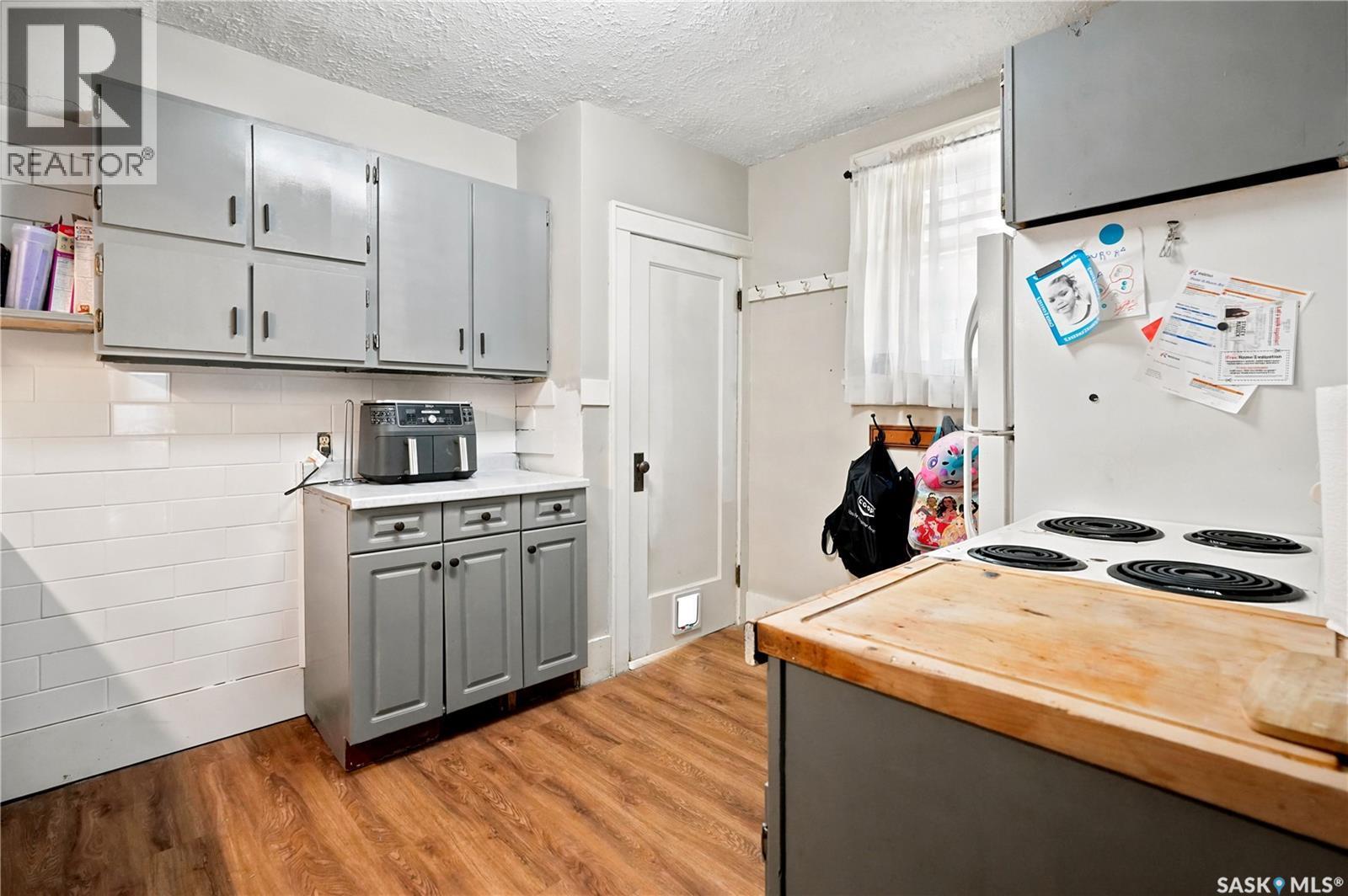 3300 Victoria Avenue, Regina, SK - Indoor Photo Showing Kitchen
