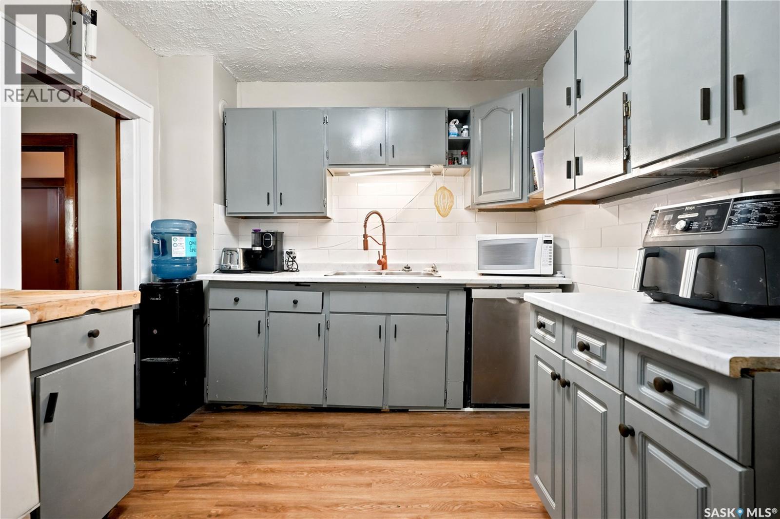 3300 Victoria Avenue, Regina, SK - Indoor Photo Showing Kitchen