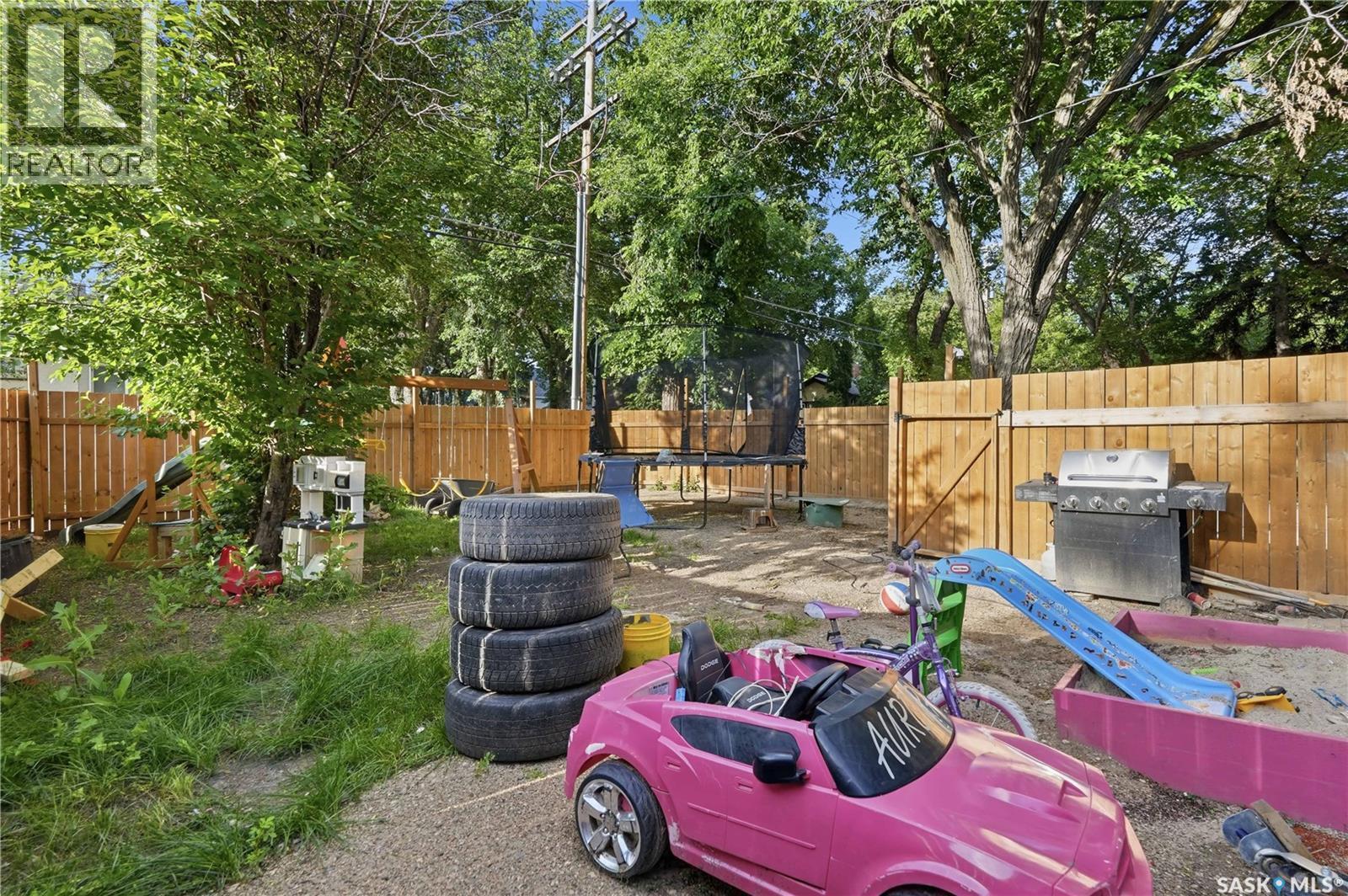 3300 Victoria Avenue, Regina, SK - Outdoor