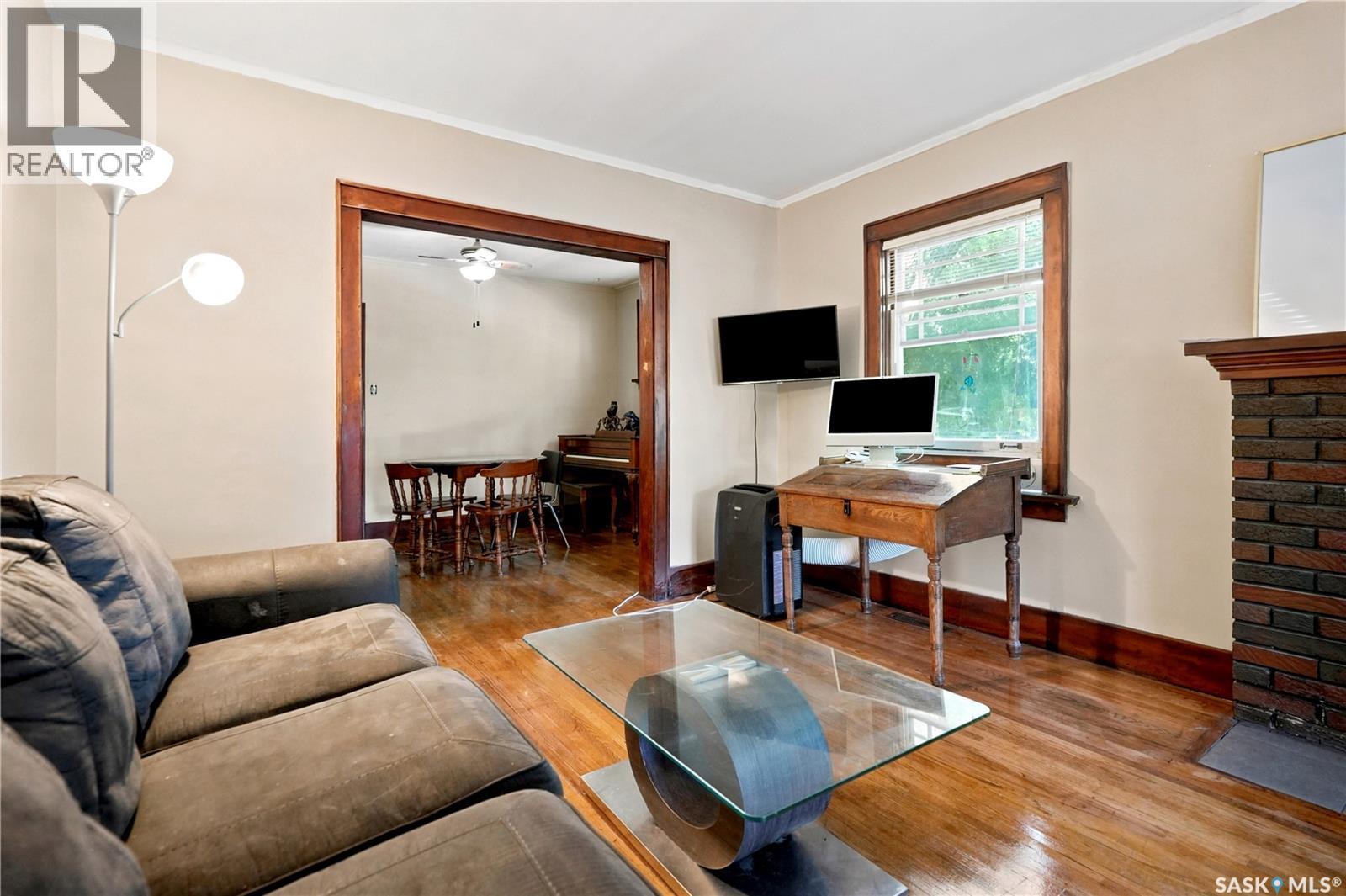 3300 Victoria Avenue, Regina, SK - Indoor Photo Showing Living Room