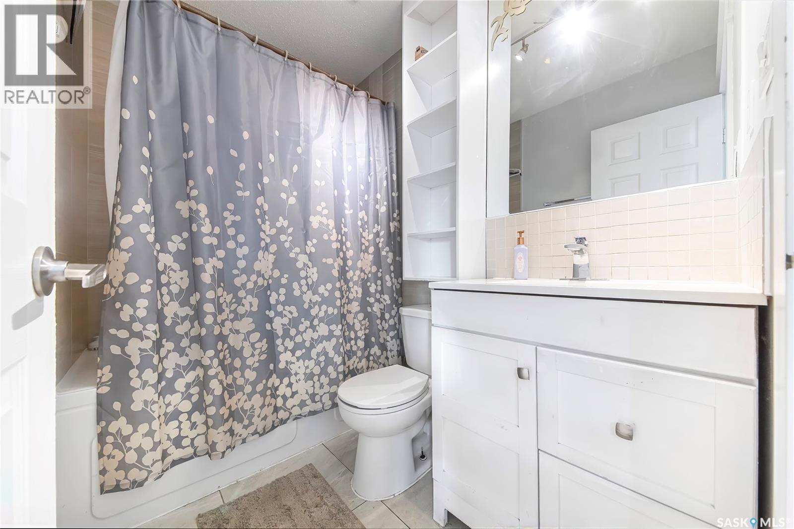 902 Steeves Avenue, Saskatoon, SK - Indoor Photo Showing Bathroom