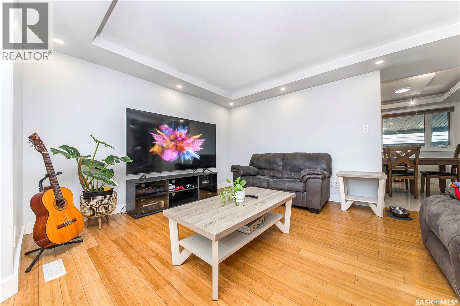 902 Steeves Avenue, Saskatoon, SK - Indoor Photo Showing Living Room