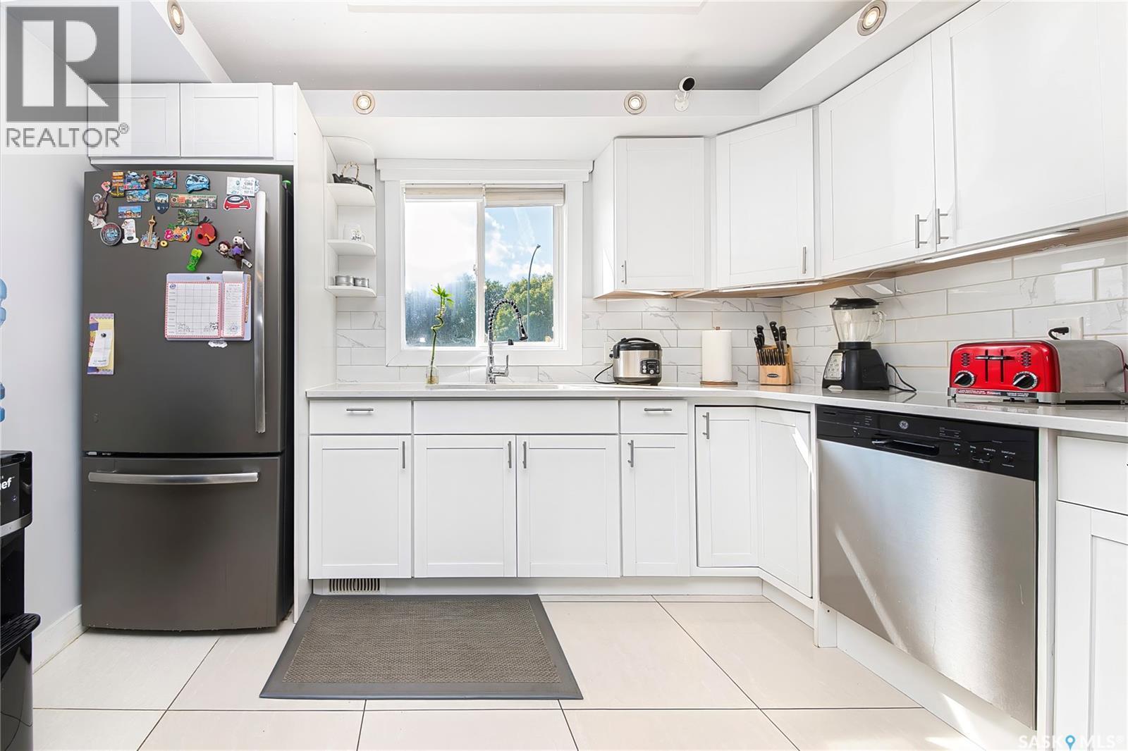 902 Steeves Avenue, Saskatoon, SK - Indoor Photo Showing Kitchen With Stainless Steel Kitchen