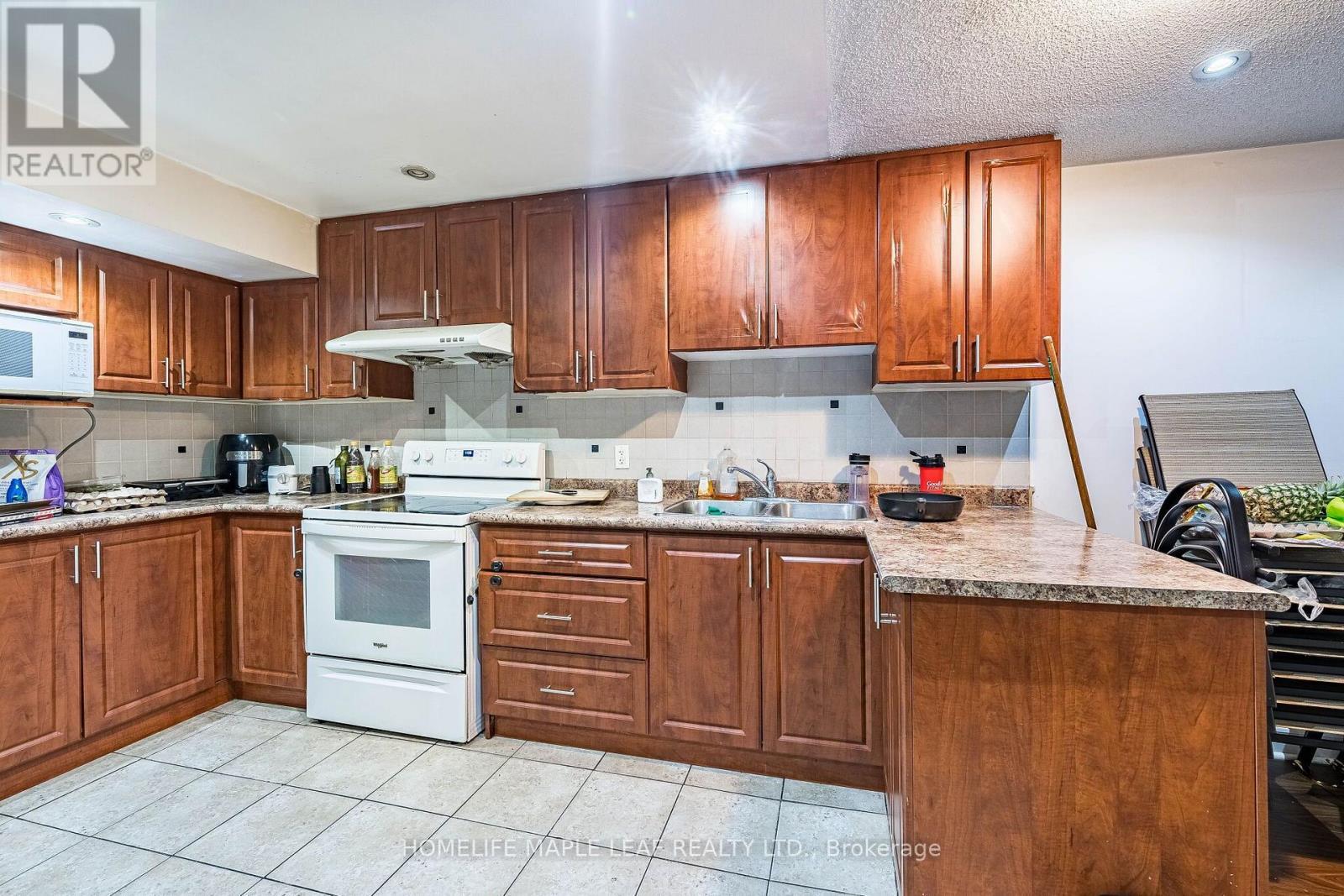 29 Gower Crescent, Brampton, ON - Indoor Photo Showing Kitchen With Double Sink